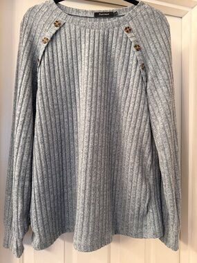 Autonet Women's Light Grey Ribbed Button-Shoulder Sweater